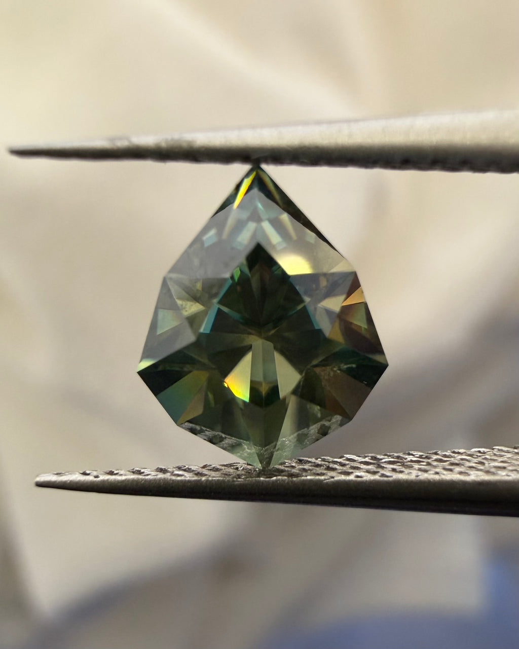 1.08 ct Blue-Yellow Dichroic Moissanite
