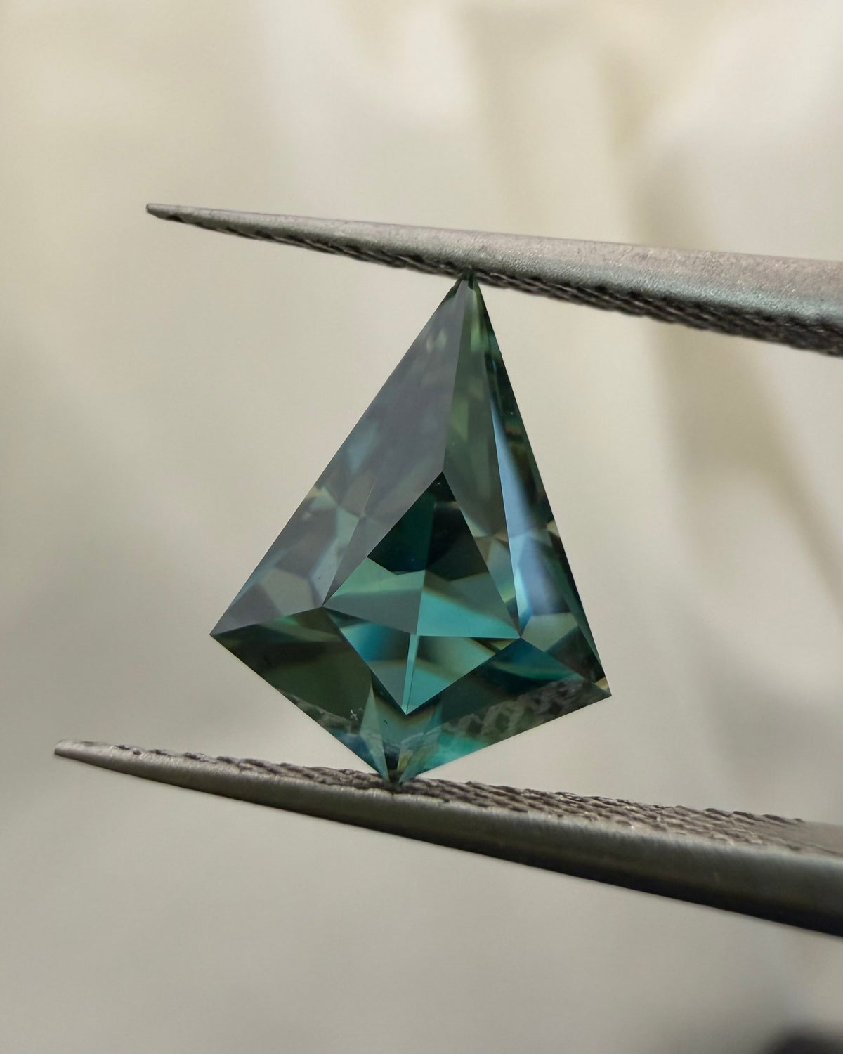 1.64 ct Blue-Yellow Dichroic Moissanite